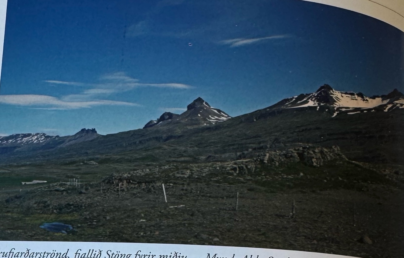Berufjarðarströnd, fjallið Stöng fyrir miðju. Ljósmynd: Alda Snæbjörnsdóttir.